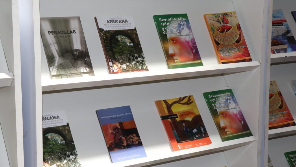 Librero con obras de autores panameños