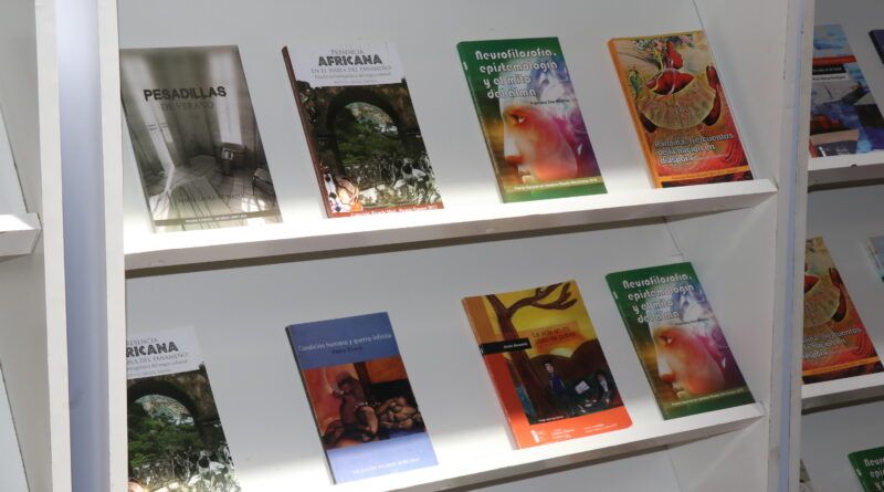 Librero con obras de autores panameños