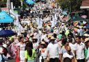 Miles de mujeres empolleradas en el desfile de la Mil Polleras