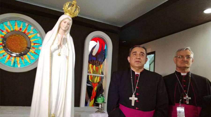 Monseñor junto a la Virgen de Fátima