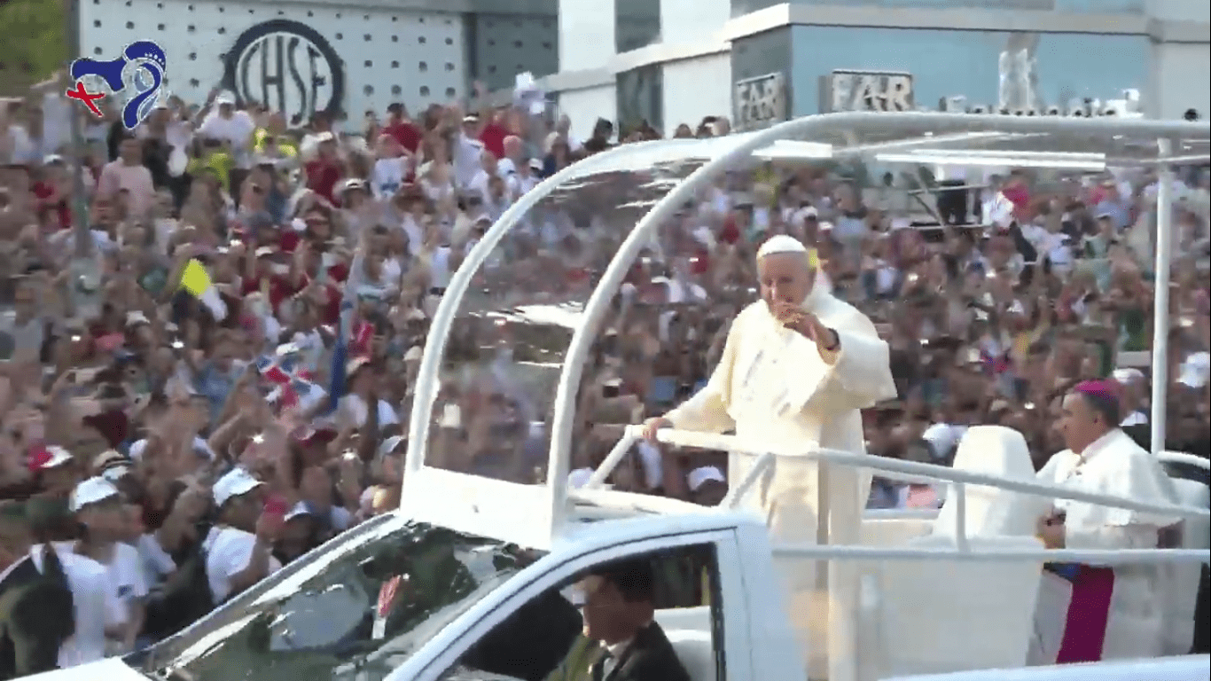 El Papa Francisco en el Papa móvil en Panamá