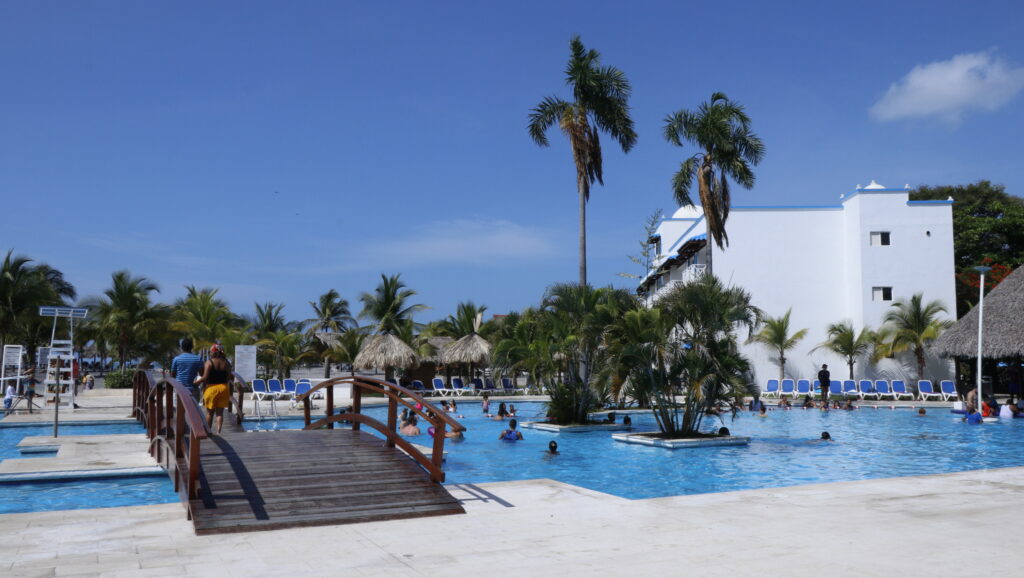 Piscina del hotel Playa Blanca Panama