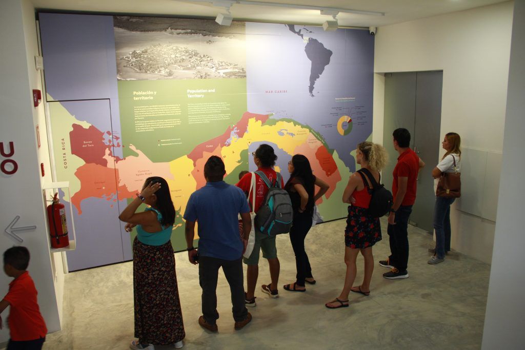 Visitantes en el Museo de la Mola MUMO