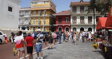 Turistas en La Plaza de la Independencia