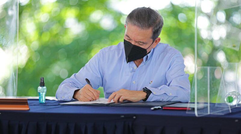 Presidente de Panamá Laurentino Cortizo firma decreto