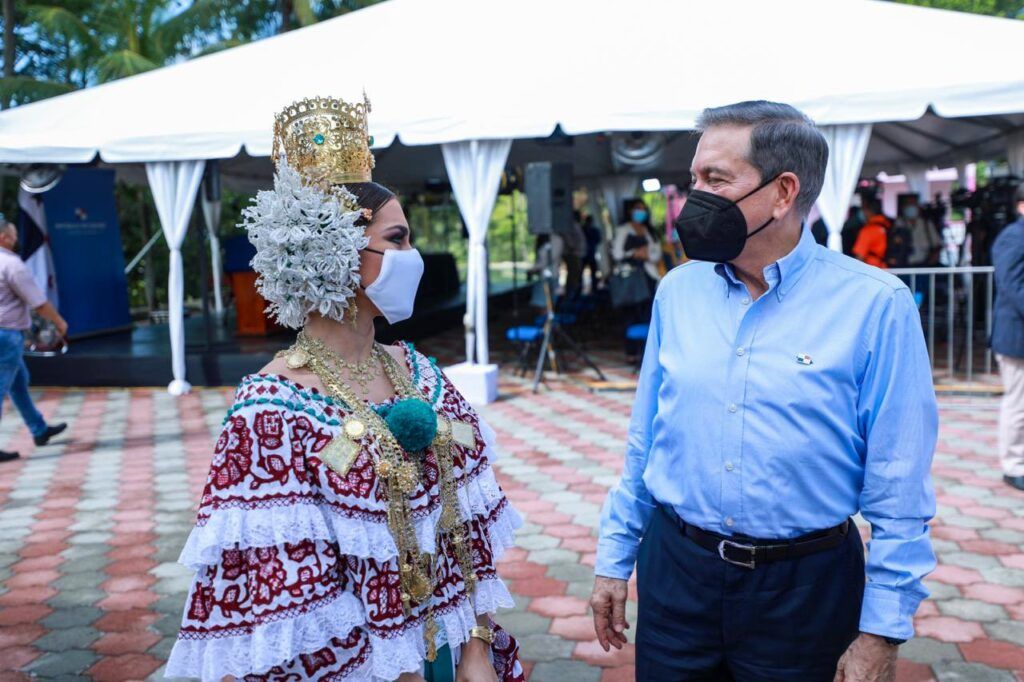 Presidente Cortizo conversa con una dama empollerada