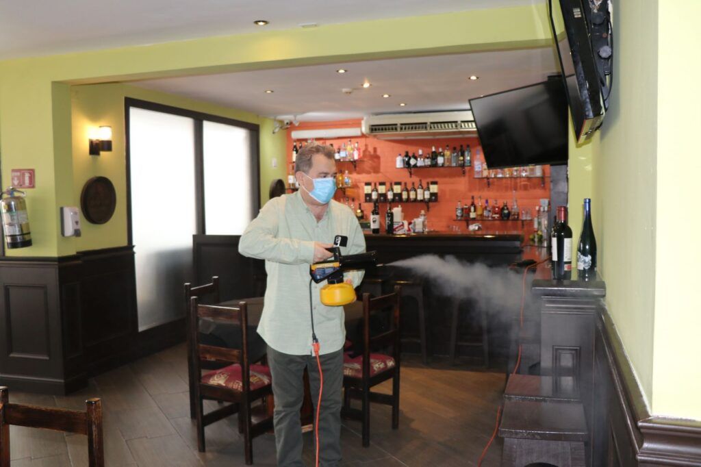 Hilario Suárez propietario muestra la máquina de desinfección que usan en el restaurante