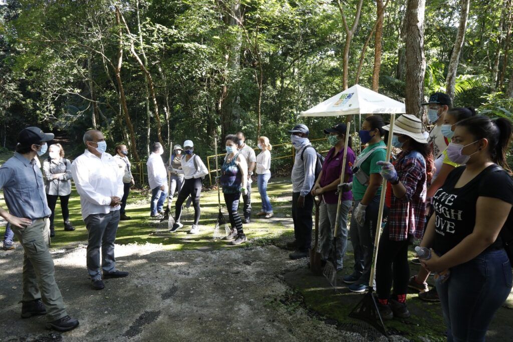 Ministros recorren parques