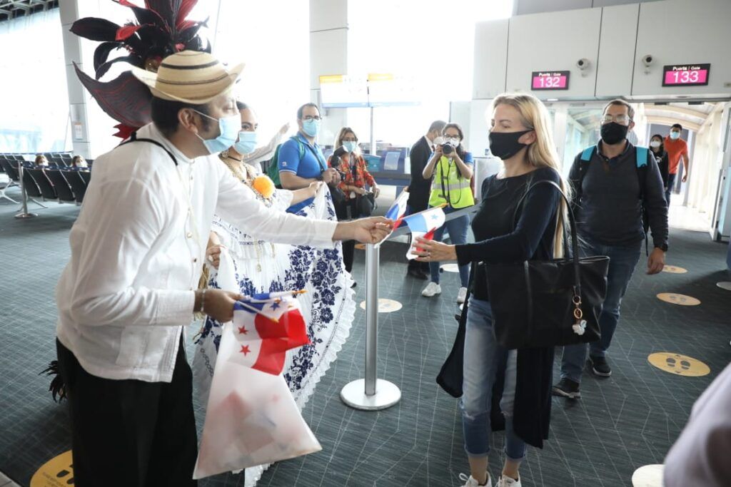 Turistas llegando al aeropuerto