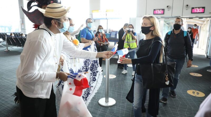 Turistas llegando al aeropuerto