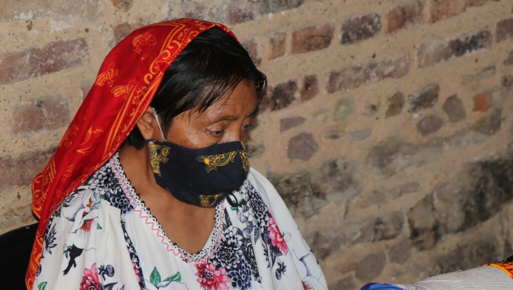 Artesana Guna con mascarilla de Mola