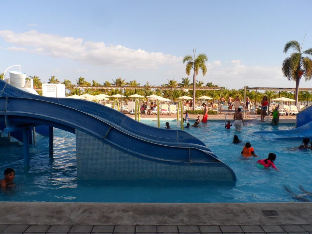 Niños bañandose en na piscina en un hotel de la localidad
