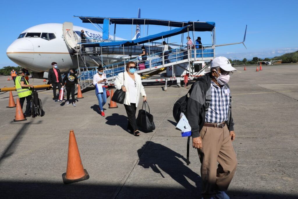 Turistas llegando al aeropuerto