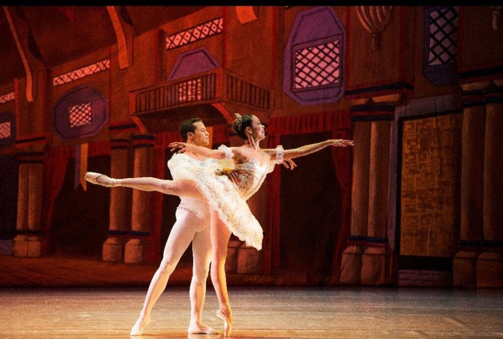Bailarines de ballet en el Teatro Nacional de Panamá