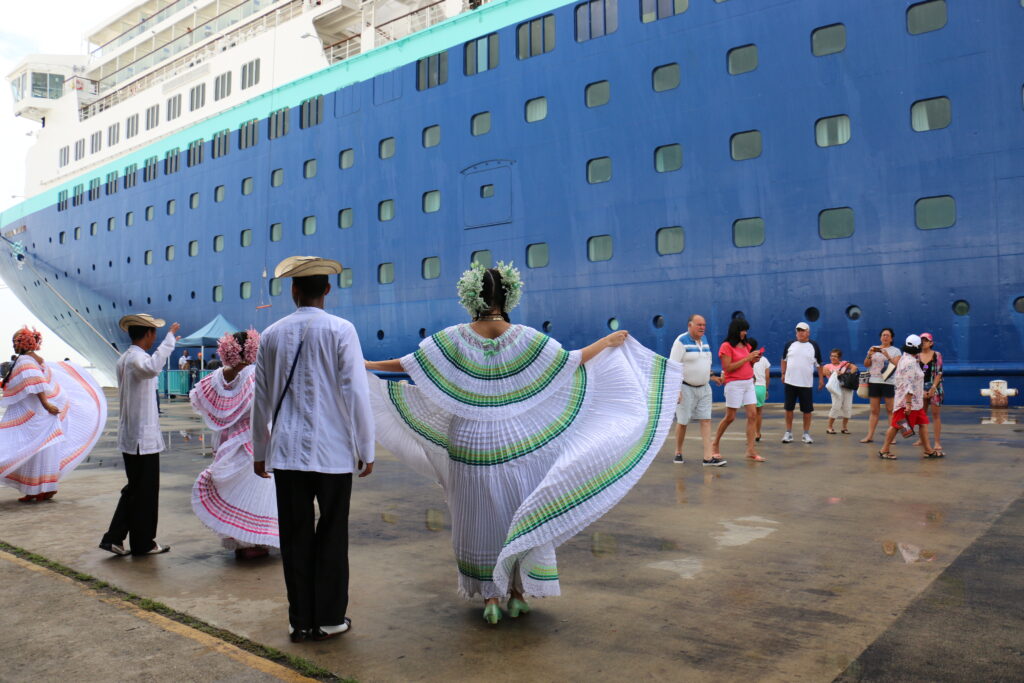 Empolleradas bailan a turistas de cruceros 
