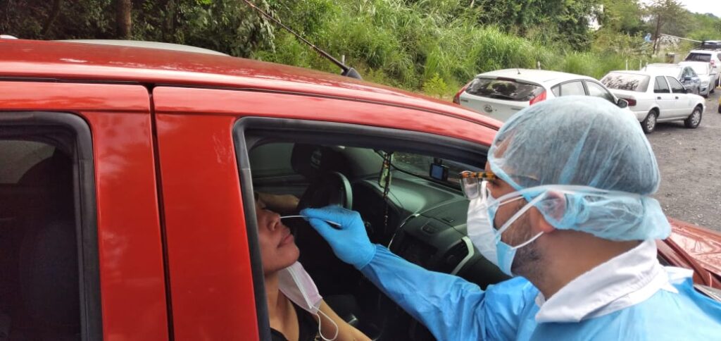 Hacen pruebas de hisopados a voluntarios
