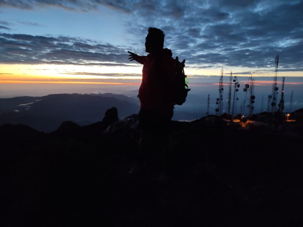 Más de 500 turistas ascienden al volcán en medio de normas de bioseguridad