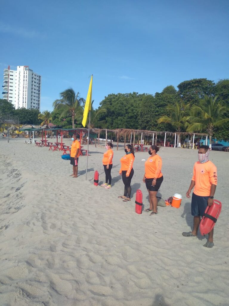 Miles de bañistas acuden a playas y ríos de cobertura nacional