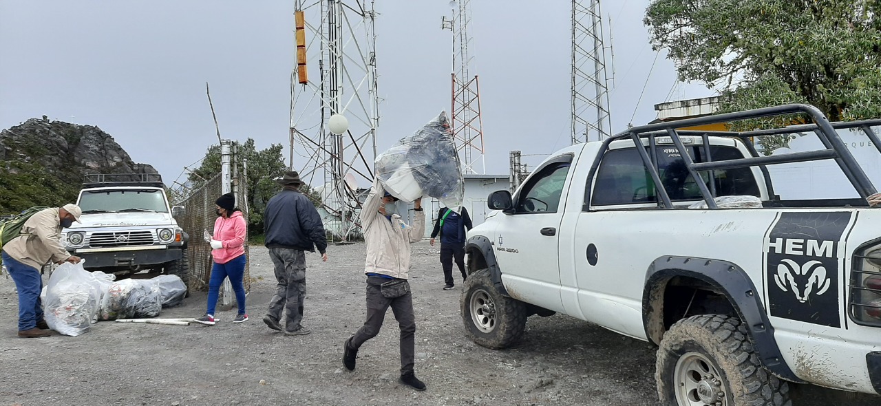 Retiran unas 300 libras de desechos de la cima del Volcán Barú