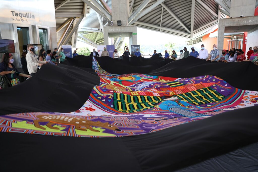 Presentan ‘vela mola’ Guna para cumbre de medio ambiente