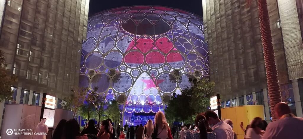 Miles de visitantes disfrutaron con la alegre música, la cultura y el folclore panameño, en un magno evento que se llevó a cabo en el centro Al Wasl Plaza, como parte del homenaje que rinde Expo Dubái 2020 a la Républica de Panamá. Artistas de la talla de la banda de rock Los Rabanes, ganadores del Latin Grammy 2007; Margarita Henríquez, ganadora del Latin American Idol y el tercer lugar en el Festival de Viña del Mar, además de la reconocida ‘Dama del jazz’, Idania Dowman deleitaron al público asistente. Estuvieron presentes los ministros Ramón Martínez y Carlos Aguilar, de Comercio e Industrias y de Mi Cultura, respectivamente, acompañados la Subadministradora de Turismo Denisse Guillén y la delegación que les acompaña. Con la proyección de la bandera de Panamá en el domo del Al Wasl Plaza, los Emiratos Árabes Unidos culminan los actos protocolares, de este día, dedicados al país, el primero de Latinoamerica en recibir los honores en la Expo 2020 de Dubái