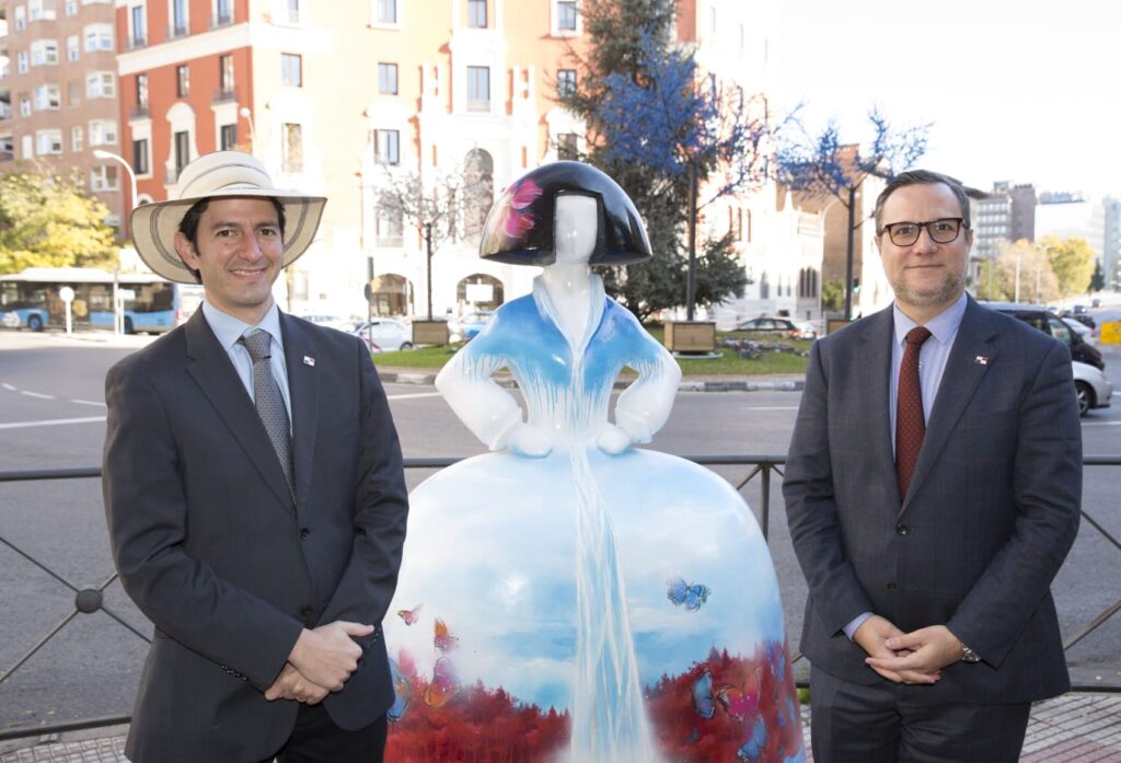 Ministro de Turismo inaugura instalación de la Menina