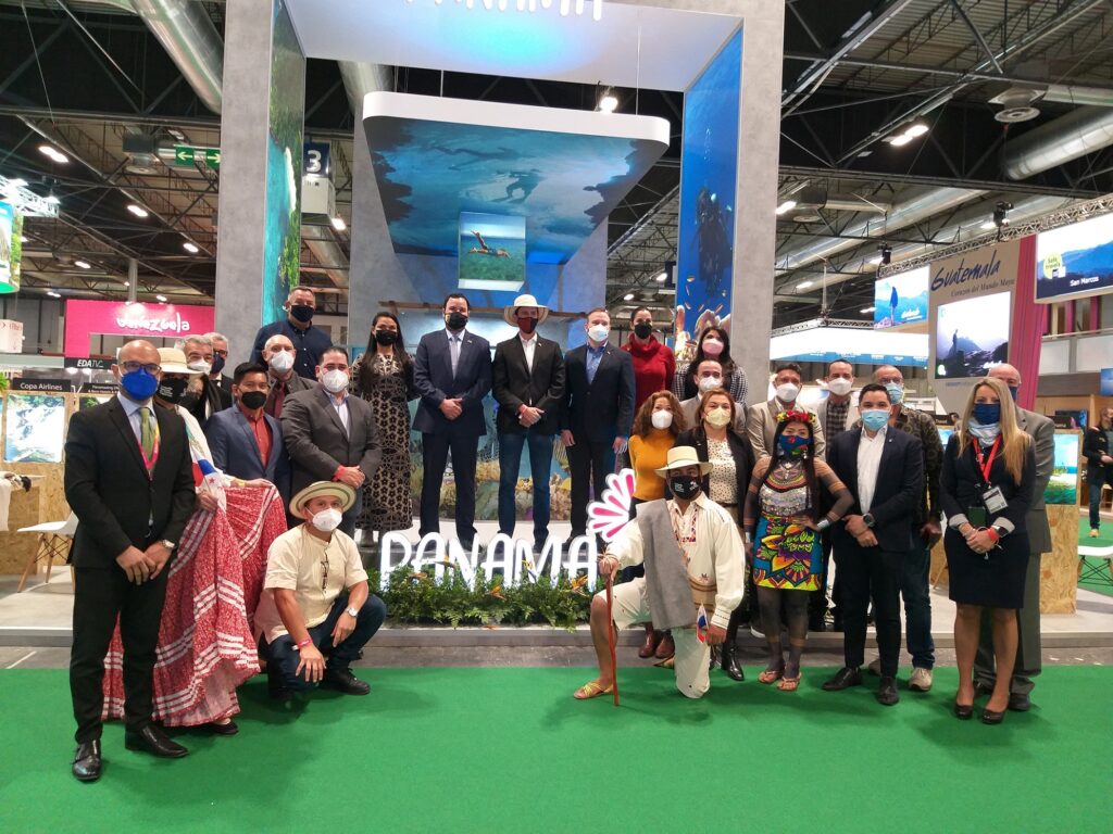 Del 19 al 23 de enero la Autoridad de Turismo de Panamá (ATP) y PROMTUR PANAMÁ, sostuvieron más de 40 citas de negocios con agencias de viajes, turoperadores, grupos de inversión y aerolíneas interesadas en el destino durante su participación en la Feria Internacional de Turismo - Fitur 2022, abonando el camino hacia la reactivación de visitantes al país. Durante los primeros 3 días de negocios, la ATP y PROMTUR Panamá, consolidaron su relación con destacados socios estratégicos como KLM Royal Airlines, IBERIA, TUI SPAIN, Apple Leisure Group, E-Dreams y Lufthansa City Center; con este último, se espera un incremento del 25% de la demanda de visitantes a Panamá, gracias a sus más de 500 agencias en 85 países del mundo. De igual forma, se mantuvieron reuniones para analizar oportunidades de negocio con el grupo Avoris, World2Meet y El Corte Inglés, así como acercamientos con importantes aerolíneas, entre las que se encuentran Level Airlines, El Al Israel Airlines, Lufthansa - Eurowings Discover y Turkish Airlines. La ocasión fue propicia también para explorar otros nichos de mercado para el país, como es el turismo de lujo. Ante ello, se mantuvieron encuentros con 15 agencias especializadas en este segmento como Tandem Luxury Travel, Bru&Bru, Geografica XXI, Essencialist, Plenia Travel y Dia Libre. Presencia de Panamá en medios internacionales Fitur 2022 sirvió como escenario para promover las bondades del destino bajo su nueva marca turística “Vive por Más”, plataforma que logró gran aceptación e interés por parte de importantes medios internacionales. En este sentido, en el marco de la feria, PROMTUR Panamá posicionó al país como el mejor destino de la región a través de 20 entrevistas con relevantes medios de comunicación como Antena 3, Telemadrid, TV Córdoba, TVG Televisión de Galicia y el canal de vídeo de la revista de viajes Atalayar. Igualmente, se lograron oportunidades de espacio en radios como Onda Cero, Off the Record, Hola América y el programa Nómadas de Radio Nacional de España, al igual que en medios especializados en turismo como Viajes National Geographic, Hosteltur, La Gaceta del Turismo y la revista Excelencias Turísticas. Una Panamá galardonada En su primer día de feria, Panamá fue reconocida - por el Grupo Excelencias - con el Premio Excelencias Turísticas por su Circuito Indígena, como ejemplo de integración de sus pueblos originarios con el desarrollo sostenible de las experiencias turísticas. Además, fue galardonada con el Premio Excelencias Ramón Álvarez, al ser considerado como un destino ideal para reuniones y convenciones en América, por su ubicación estratégica, infraestructura y conexión. Fitur 2022, que este año se desarrolló de forma híbrida, contó con la participación de 11.193 asistentes, 81.193 profesionales de 127 países a lo largo de sus tres primeras jornadas profesionales y 30.000 en sus dos días de apertura al público, superando las previsiones de asistencia en un 10%, manifestaron sus organizadores. Promoción como destino de reuniones, congresos y convenciones Simultáneamente, estuvimos presentes en FITUR MICE, un segmento en el marco de la feria que permitió conectar con compradores y vendedores de la industria de reuniones, donde resaltamos nuestra posición estratégica de Panamá, inigualable conectividad y amplia oferta hotelera y de servicios; así como el nuevo centro de convenciones y las experiencias turísticas auténticas que ofrece el país.