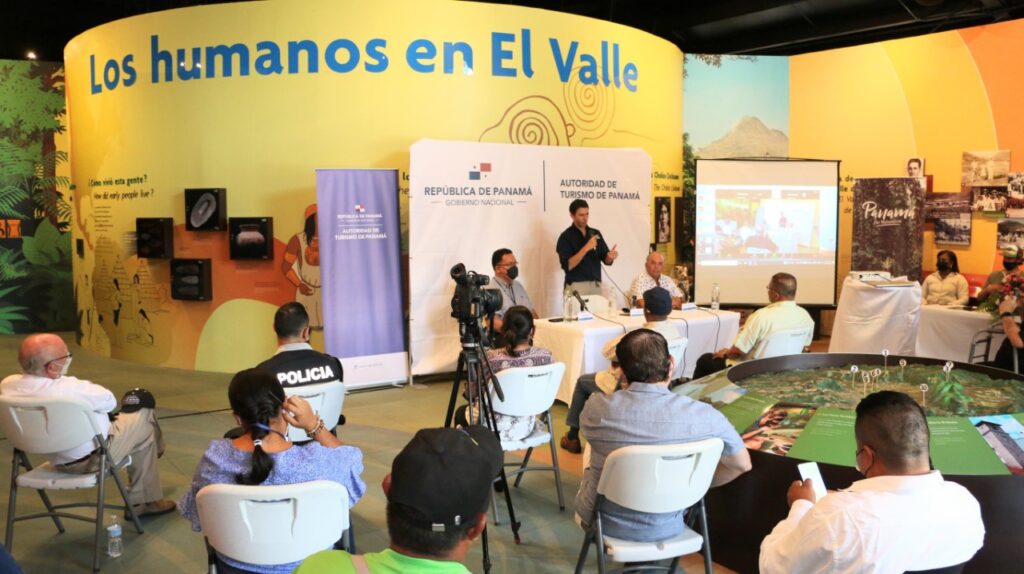 Un convenio marco de cooperación, encaminado a desarrollar acciones que permitan la coordinación de planes y programas del Plan Maestro de Turismo Sostenible (PMTS) 2020-2025, se firmó entre la Autoridad de Turismo de Panamá (ATP) y la Asociación para el Desarrollo Sostenible de El Valle de Antón (ADESVA). Con esta alianza público-privado se busca mejorar la calidad de los servicios que se ofrecen a los visitantes, fortaleciendo el desarrollo turístico del plan de acción de este destino turístico, destacó el administrador de la ATP, Iván Eskildsen. Por su parte, el presidente de ADESVA, José Rogelio Jácome De La Guardia, indicó que la asociación ofrecerá a la ATP asesoría y respaldo para la implementación de programas y proyectos que reviertan en beneficio de El Valle. “Con el lanzamiento de la "Ruta de la Caldera de El Valle" en esta zona turística del país se le estará brindando también atención a caminos rurales que forman parte de la ruta para que comunidades como: Mata Ahogado, Macano, El Roble y Cabuya, entre otras, puedan entrar en la economía turística y hacerles más fácil el acceso al comercio, la salud y la educación”, aseguró Adrián Benedetti, coordinador del Proyecto 1,000 km de Senderos. La Caldera de El Valle de Antón es una ruta para senderismo de aproximadamente 40 kilómetros. Se trabajará durante cuatro meses en la instalación de bancas, letreros interpretativos, señalización con orientación, mapas y mejoramiento en áreas erosionadas de la ruta, aseguró, por su parte, Eskildsen. El proyecto 1,000Km de Senderos, el cual se desarrolla de forma progresiva a nivel nacional, rehabilitando y creando senderos en áreas geográficas terrestres y acuáticas, busca no solo mejorar los senderos sino la calidad de vida de las comunidades rurales que forma parte de la misión estratégica del PMTS. Los trabajos en la Reserva Hídrica Cerro Iguana, en la India Dormida y en el Monumento Cerro Gaital se hará en conjunto con MiAmbiente y grupos locales como la Fundación Cara Iguana y la Organización de Base Comunitaria Honduras, para garantizar el buen manejo y mantenimiento de los tramos habilitados. En octubre de 2021, durante un recorrido por esta región, el administrador de la ATP identificó el corregimiento de El Valle de Antón, en el distrito de Antón, provincia de Coclé, como sitio de alto potencial de desarrollo turístico por ser propicio para actividades de aventura como: senderismo, avistamiento de aves, recorrido de cascadas, ciclismo de montaña, trail running, entre otras. En ese momento, Eskildsen junto a su equipo de trabajo se reunió con representantes de ADESVA, con el objetivo de revisar los planes de desarrollo de senderos en este destino considerado como un complemento importante dentro del polo turístico Riviera Pacífica, destino prioritario del PMTS. “La meta de transformar El Valle de Antón en un destino de turismo de aventura y el proyecto de La Caldera es un plan piloto que no solo será un primer paso sino también un ejemplo para Panamá que es un país con múltiples rutas similares”, destacó. Agregó que El Valle de Antón es uno de los pocos cráteres volcánicos habitados en el mundo “y lo que tiene único este sendero es que le da la vuelta al antiguo cráter atravesando y conectando a las comunidades al desarrollo, que es uno de los objetivos de la ATP”. En este sentido, subrayó que la entidad pretende integrar en el desarrollo local a las diferentes asociaciones que tienen relevancia y participación en el desarrollo de este destino, donde, recientemente, la ATP terminó con el proyecto de ciclovía. Las características que hacen del corregimiento de El Valle la principal ruta de senderismo del país son: se ubica sobre el cráter de un volcán, el más grande habitado en América Latina; posee una diversidad de recursos naturales para visitar como cascadas, ríos y valles; tiene sitios en los cuales hay restos arqueológicos y fincas agroturísticas. La ruta de “La Caldera” es una iniciativa que permitirá que quien haga su recorrido disfrute de áreas protegidas, atractivos turísticos como el Zoológico El Níspero, Centro de Conservación de Anfibios de El Valle, la Piedra Pintada, El Mercado de El Valle de Antón, los pozos termales y visitas a comunidades locales en las que el visitante podrá ser parte de experiencias transformadoras propias del destino, realzando su herencia histórica, natural y cultural A estos actos que se realizaron en las instalaciones del Centro de Visitantes de El Valle asistieron representantes de la Cámara de Turismo de El Valle, de la Cámara de Comercio, la Gobernación, la Alcaldía, la Policía de Turismo, entre otros.