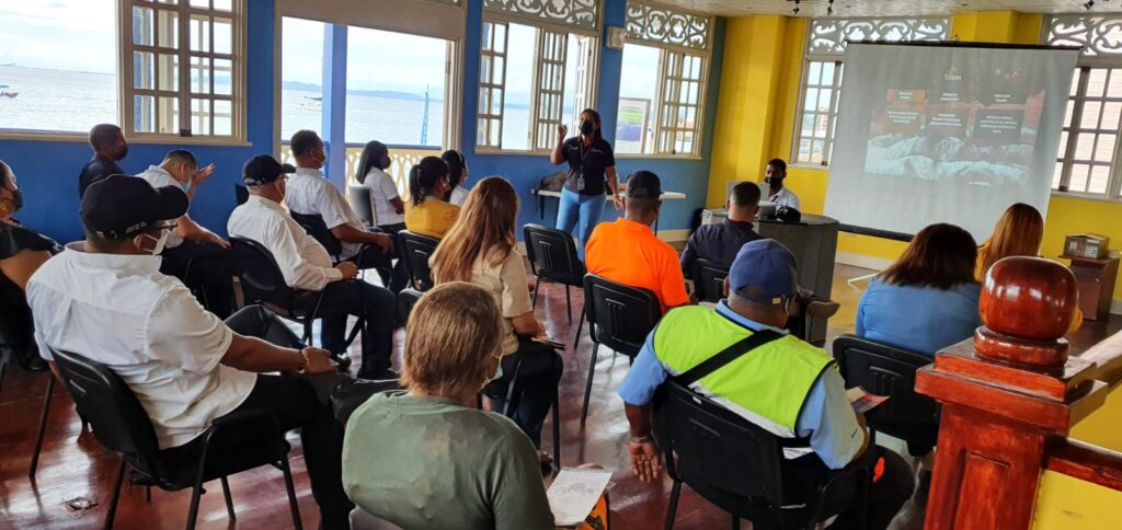Servidores públicos y boteros reciben capacitación en cultura