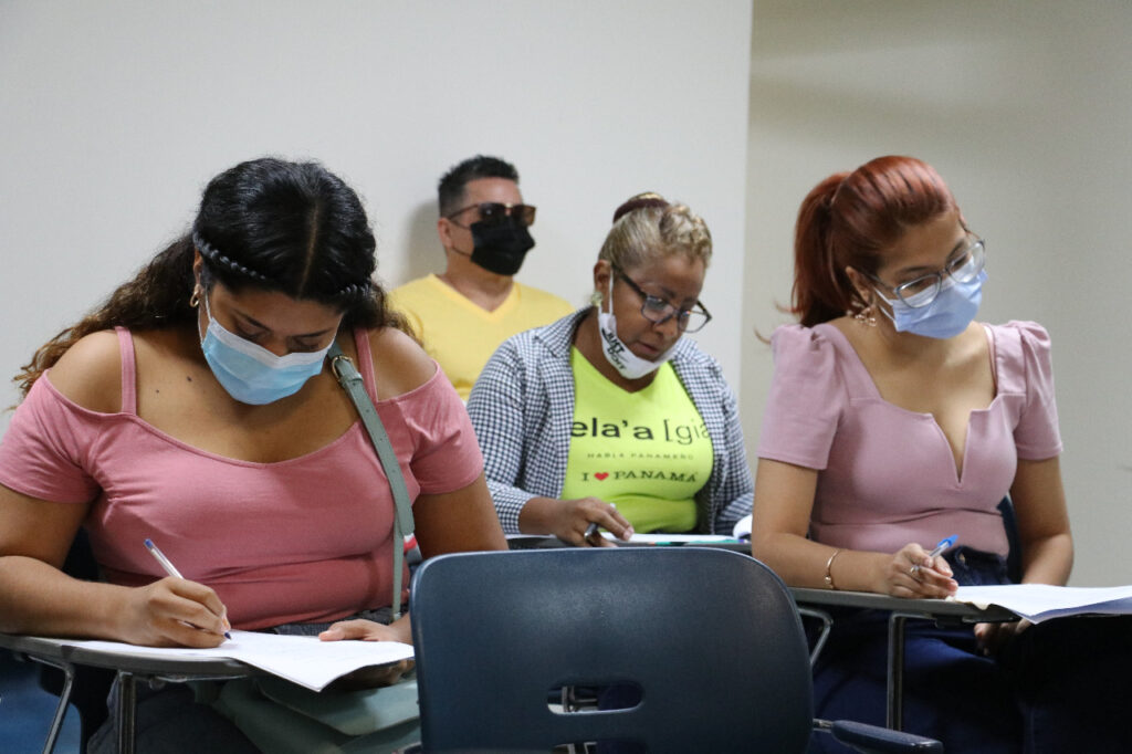Treinta y siete aspirantes a guías de turismo aprobaron el examen de conocimientos básicos para optar por primera vez por el carnet que expide la Autoridad de Turismo de Panamá (ATP), para ejercer esta actividad en el territorio nacional. Con este nuevo registro se incrementa a 635 guías de turismo certificados por la entidad en todo el país. De los 87 participantes que realizaron el examen de conocimientos generales 37 son guías que obtendrán por primera vez el carnet, mientras que 29 aprobaron para la renovación cada dos años y 21 reprobaron. Las provincias representadas fueron: Panamá, Herrera, Darién, Chiriquí, Coclé, Colón, Bocas del Toro, Veraguas y un extranjero. Los temarios desarrollados estuvieron enfocados en la historia de Panamá, geografía, áreas protegidas, leyes, fechas históricas y sus personajes, los principales atractivos turísticos del país, entre otros. Para la renovación del carnet se aplicó el examen únicamente a los guías registrados en la Dirección de Inversiones Turísticas de la ATP, quienes presentaron como requisito: copia de cédula de identidad personal, copia y original de certificado de primeros auxilios emitido por entidad calificada, aviso de operación, carta de experiencia laboral como guía de turismo y demostrar el dominio de otro idioma, además del español. La ATP busca que la actividad de guía de turismo sea ejercida por profesionales capacitados, que la institución pueda contar con un registro o base de datos de las personas que se dedican a esta actividad y que el turista tenga a su servicio un guía que le brinde información correcta sobre el destino. Los guías de turismo representan una pieza importante en la cadena de valor del turismo, porque son quienes comparten lo interesante del patrimonio cultural y natural del país, enriqueciendo de esta forma la experiencia del visitante. Para mayor información, se podrá contactar a la Dirección de Inversiones Turísticas al correo electrónico: inversiones@atp.gob.pa