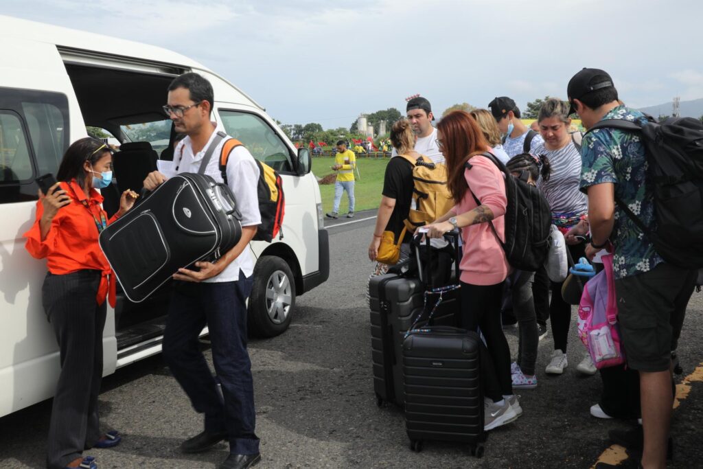 Tocumen apoya a turistas afectados por cierres con transporte