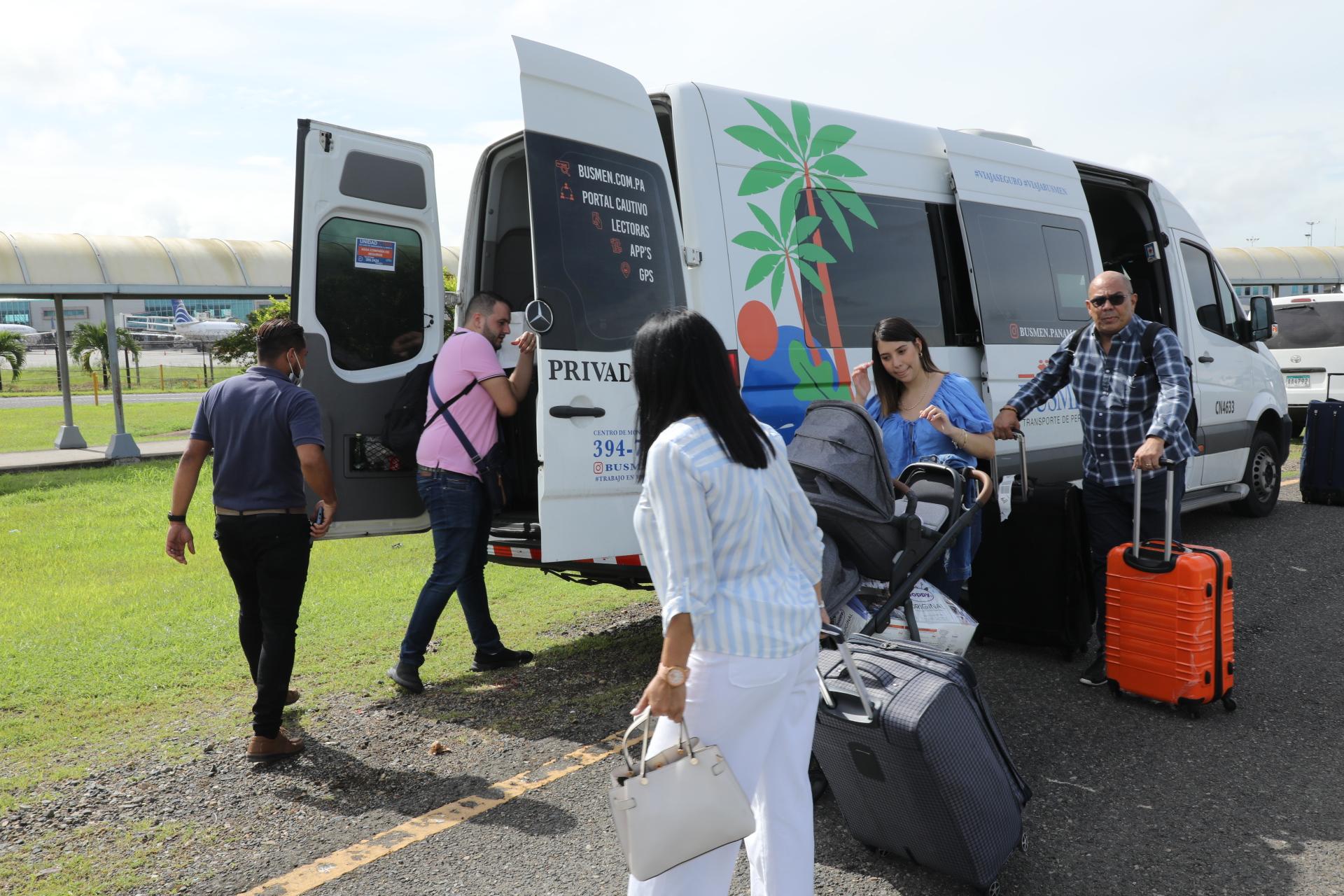 Tocumen apoya a turistas afectados por cierres con transporte