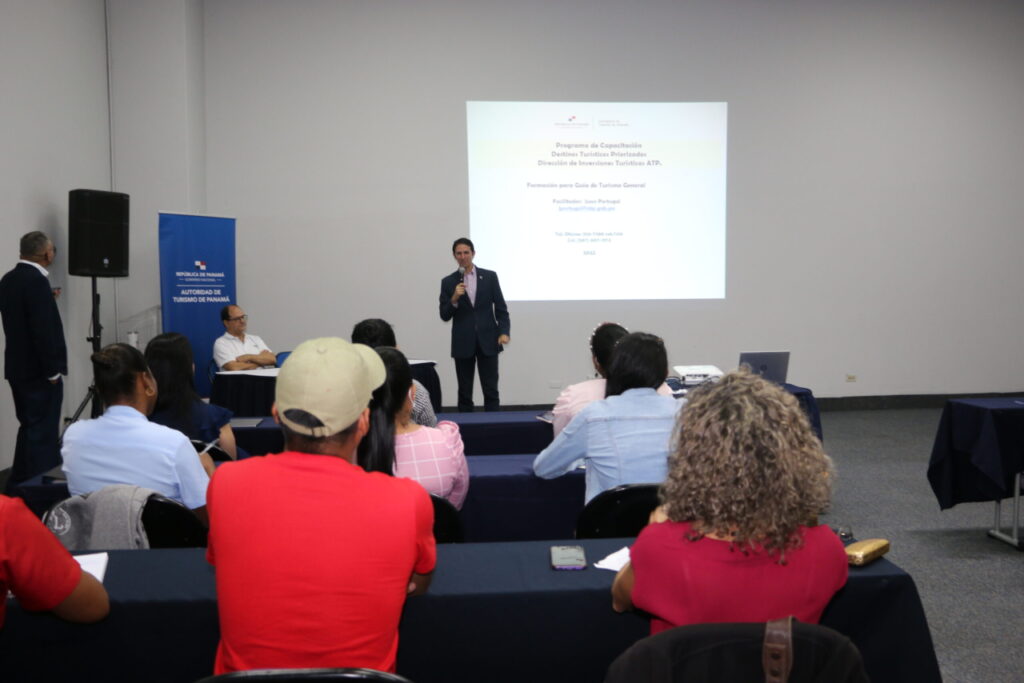 Capacitan a inspectores de Migración y a guías de turismo