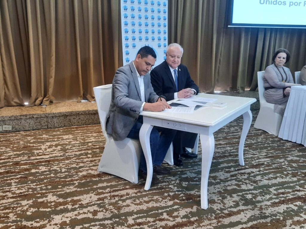Apatel y Hoppan firman convenio para trabajar por el turismo