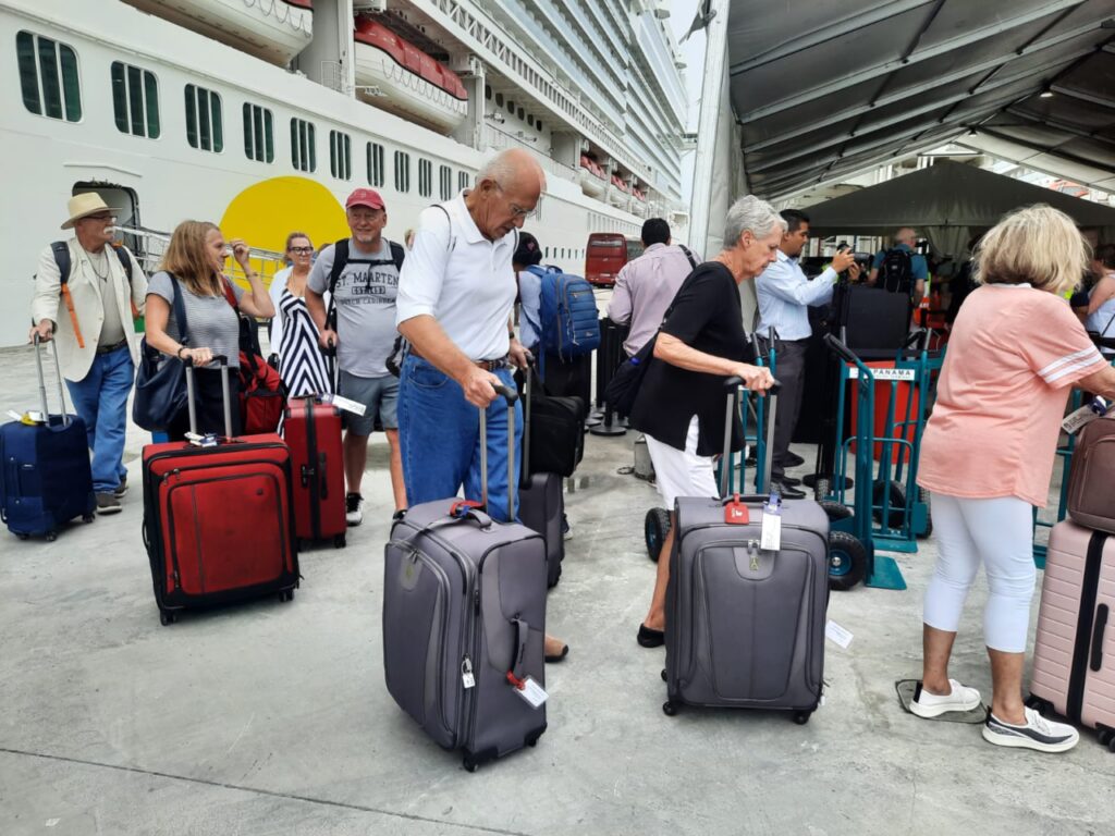 Más de tres mil turistas desembarcan de dos cruceros