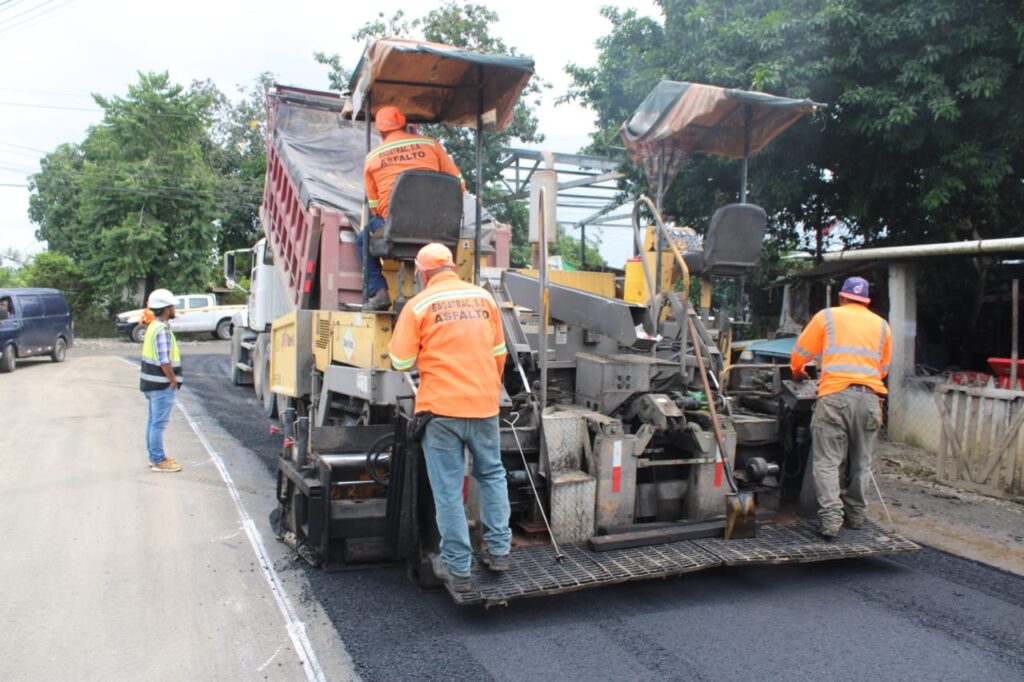 Avanzan obras viales en calles y camino de Changuinola