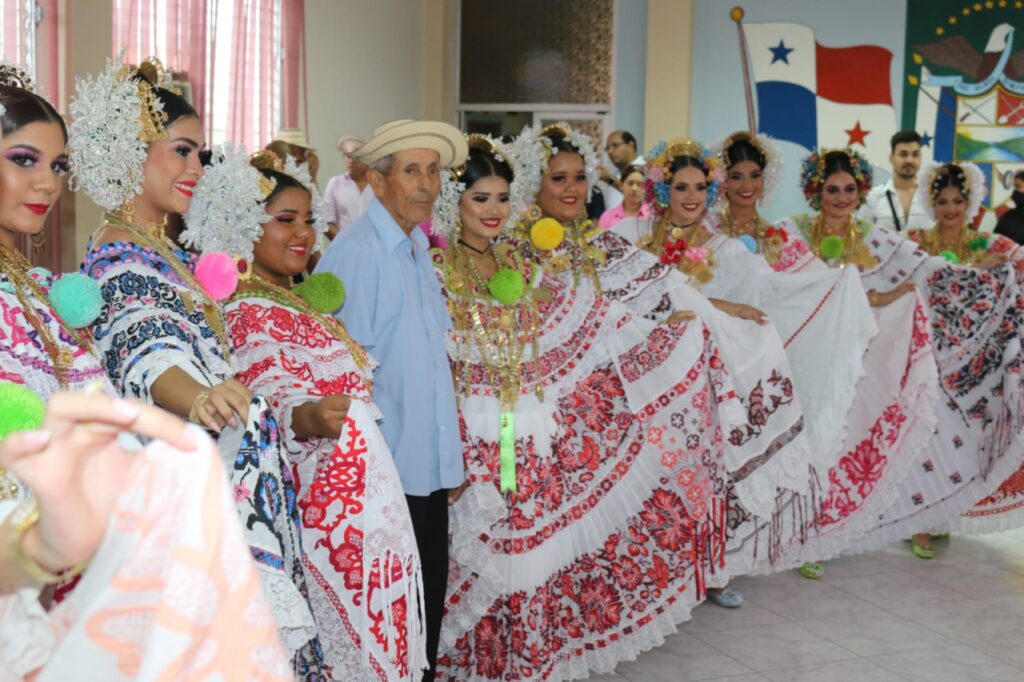 Todo listo para el Desfile de las Mil Polleras 2023
