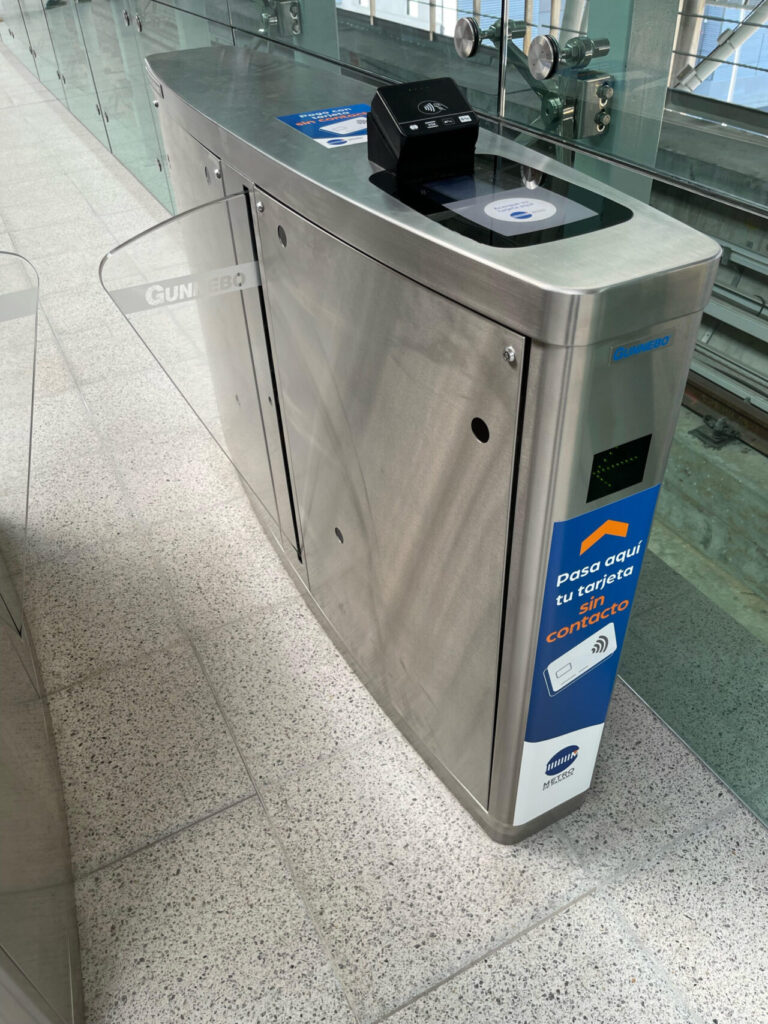 los usuarios podrán acceder al servicio de Metro de Panamá con sus tarjetas VISA y Mastercard de débito, crédito o prepago con tecnología sin contacto, de cualquier entidad financiera y de cualquier país,