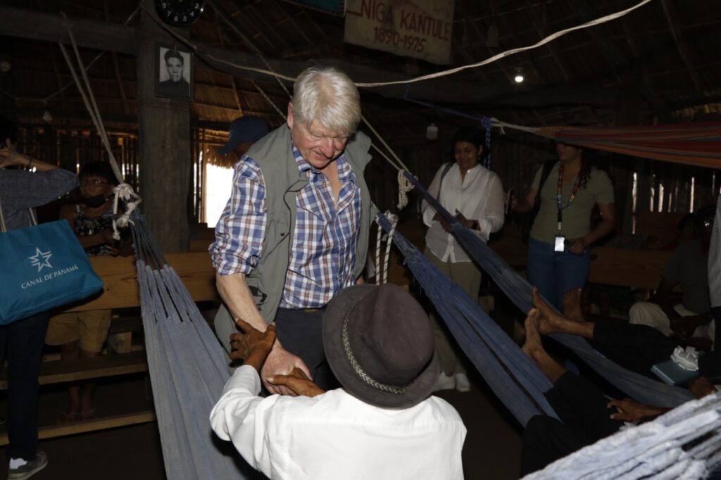 Padre del ex primer ministro Boris Johnson visita Guna Yala