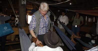 Padre del ex primer ministro Boris Johnson visita Guna Yala