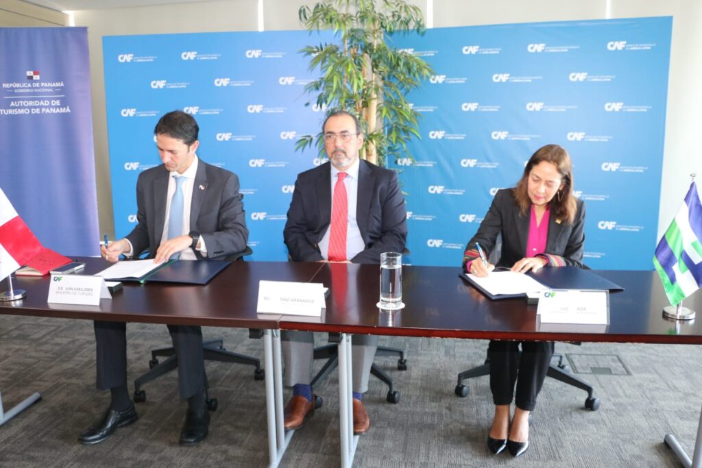 La Autoridad de Turismo de Panamá (ATP) y el Banco de Desarrollo de América Latina (CAF) suscribieron este miércoles, un Memorándum de Entendimiento con el fin de promover el turismo sostenible como sector clave para mejorar las condiciones de vida, generar oportunidades económicas y de empleo, así como también fortalecer la integración, y la cooperación regional a través del turismo. El documento firmado por el administrador general de la Autoridad de Turismo de Panamá Iván Eskildsen, la representante del CAF en Panamá Lucía Meza y como testigo de honor fungió el presidente de la CAF, Sergio Díaz Granados. De manera específica, la CAF aportará una cooperación técnica que se adjudicará a una organización que ejecutará este año el levantamiento de un inventario de senderos georreferenciados para las provincias de Panamá, Panamá Oeste, Colón y Coclé. Este inventario incluirá datos que describan estos senderos, para levantar nuevos proyectos de rehabilitación o habilitación a nivel nacional, contribuyendo a la meta de alcanzar 1,000 Km de senderos en todo el país. También, cada sendero incluirá la coordinación con las comunidades locales para que se puedan beneficiar a través de una economía sostenible, y que puedan ayudar en su mantenimiento. La ATP entregó recientemente la primera etapa del proyecto piloto de #MilKilometrosDeSenderos, La Ruta de la Caldera en El Valle de Antón. En dicho proyecto se rehabilitaron senderos con bancas, letreros informativos, señalización, se capacitaron guías, se promovió a través de tour operadores y otros medios. Con un portafolio robusto de senderos terrestres y acuáticos, Panamá busca posicionarse como líder regional en los segmentos de turismo de aventura, con una propuesta única que integra actividades de naturaleza en contacto con culturas locales. El regente del turismo en Panamá manifestó que “estamos viviendo una colaboración público-privada sin precedentes, para posicionar a Panamá como un destino turístico sostenible de clase mundial, tal como lo plantea nuestro Plan Maestro de Turismo Sostenible 2020-2025, y el apoyo de entidades internacionales como la CAF es sumamente valioso para lograr nuestros objetivos, consolidando el turismo bajo un plan de estado, por el beneficio que representa para el país”. “Con el modelo turístico que estamos implementando, estamos seguros de que Panamá se posicionará como un destino turístico sostenible de clase mundial, pero haciéndolo de tal manera que beneficie a TODOS los actores de la cadena de valor: hoteles, tour operadores, guías, restaurantes, transporte, artesanos, comunidades locales, y más”, añadió. Por su parte la representante del CAF manifestó su total respaldo para poder tener acción a lo interno y externo de la ciudad de Panamá a fin de promover y desarrollar proyectos y acciones conjuntas para apoyar con asistencia técnica y financiamiento los objetivos del Plan Maestro de Turismo Sostenible PMTS 2020-2025. El CAF es un organismo multilateral que apoya el desarrollo sostenible de sus países accionistas y la integración regional que atiende a los sectores público y privado suministrando productos y servicios financieros múltiples a una amplia cartera de clientes.
