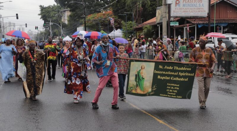 Desfile de la Etnia Negra engalana las calles de Río Abajo