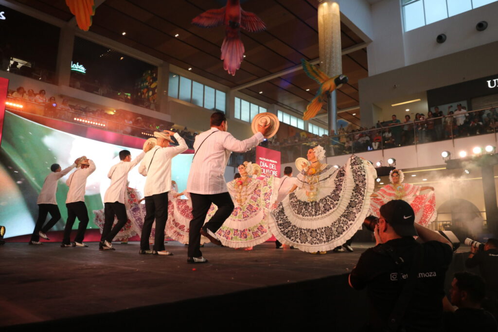 Multiplaza Mall rinden homenaje a la Patria