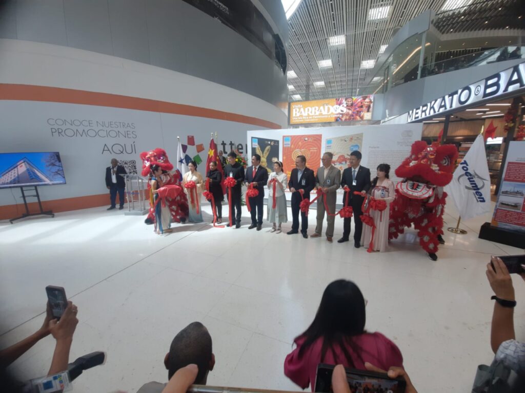 en el Aeropuerto Internacional de Tocumen por las maravillosas obras artísticas de Sally Huang y Yong Zhang, en su exposición titulada "Simbiosis del Zodiaco Chino",
