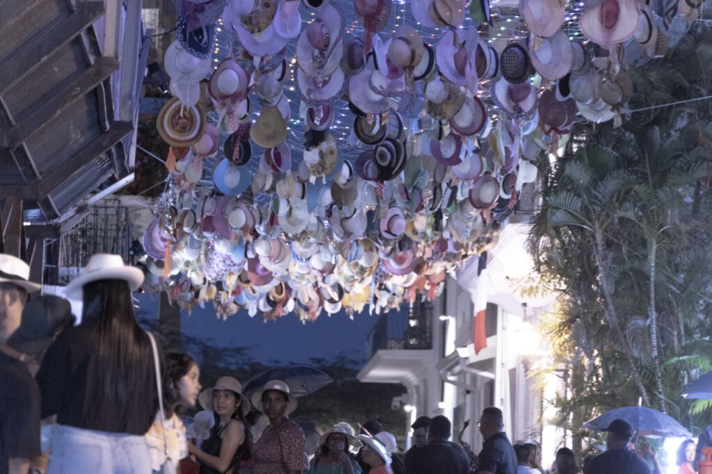 La "Calle de Los Sombreros" estará decorada por un periodo de tres meses, como una alternativa visual y pintoresca exhibiendo sombreros de todo tipo