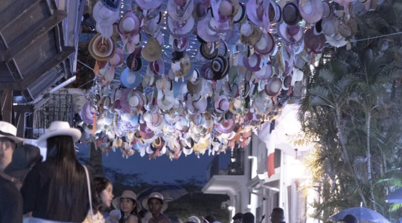 La "Calle de Los Sombreros" estará decorada por un periodo de tres meses, como una alternativa visual y pintoresca exhibiendo sombreros de todo tipo