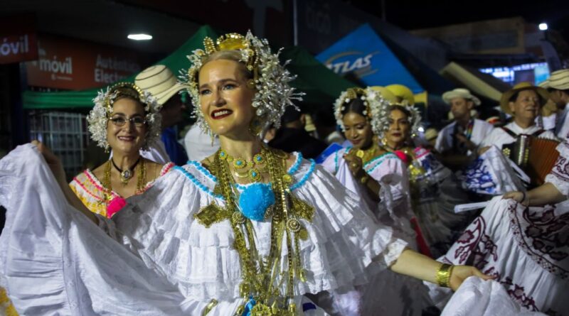 Los Santos invita a descubrir su oferta turística durante el Desfile de las Mil Polleras Los Santos invita a descubrir su oferta turística durante el Desfile de las Mil Polleras