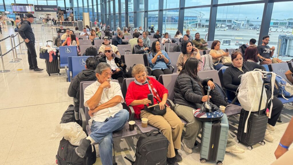turistas en aeropuerto