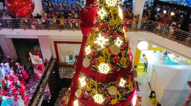 Magia y emoción en el encendido navideño de Los Andes Mall árbol de navidad